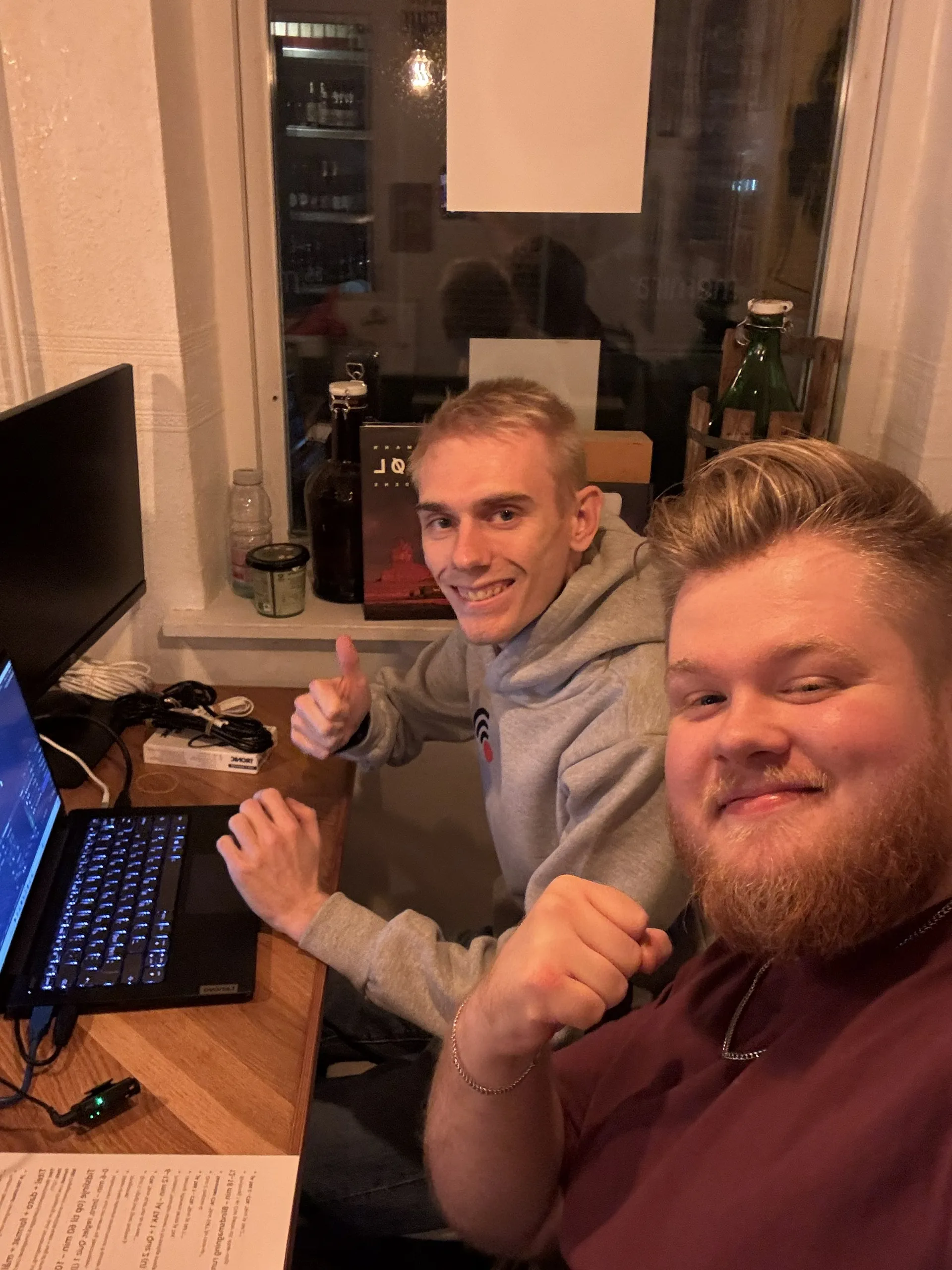 Direktes crew filmer et live show hos BeerShoppen med kamera, lys og skærm