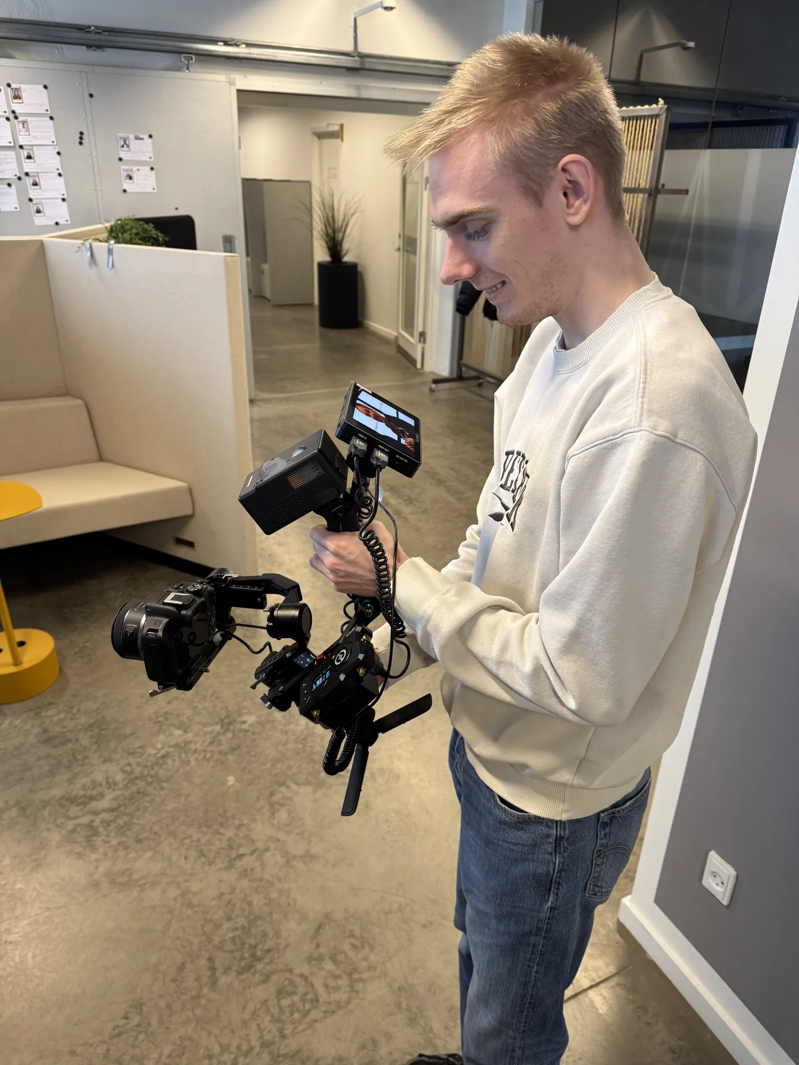 Casper fra Direkte med kamerarig, monitor og lyd, klar til at optage et live show