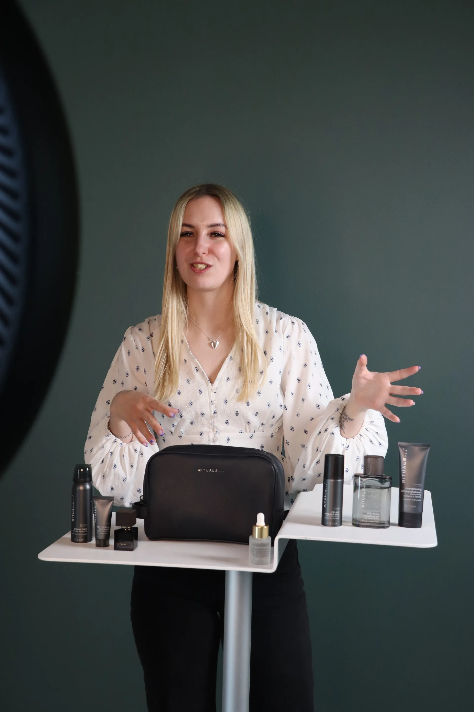 Vært præsenterer plejeprodukter under et live show