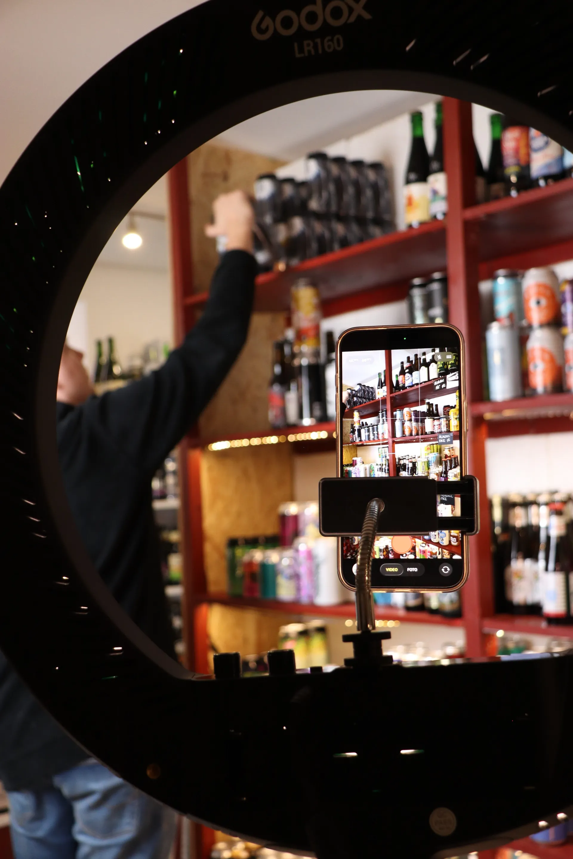 Butiksindehaver henter varer ned fra den øverste hylde under et live show
