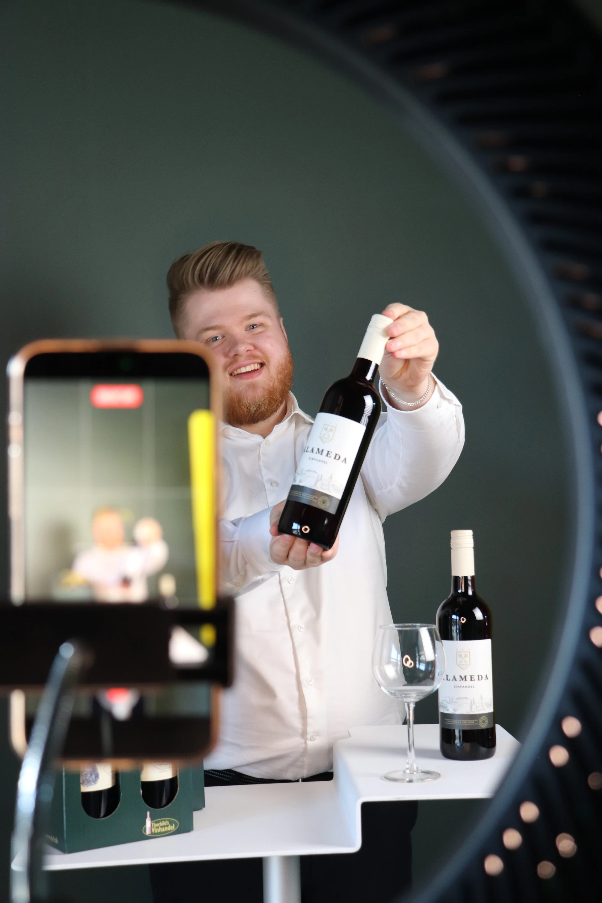 Vært præsenterer vin live under et Direkte live shopping show