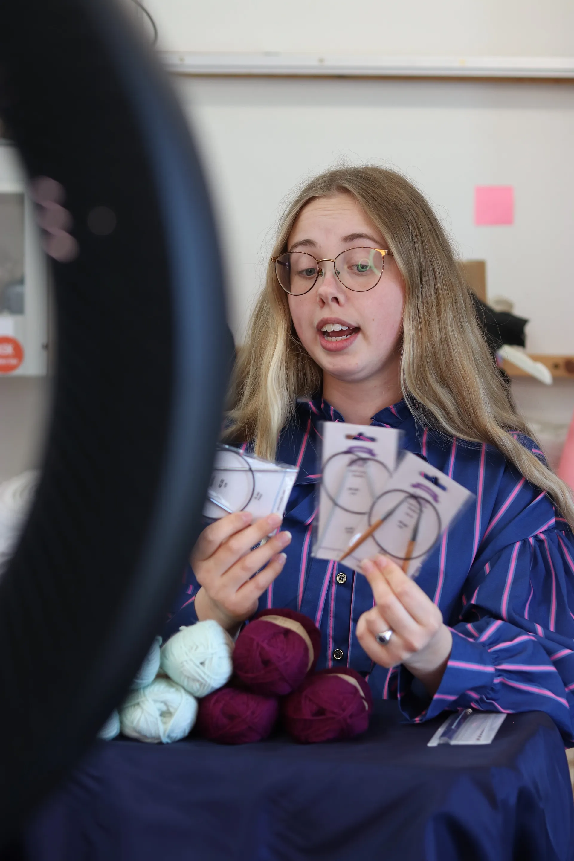 Vært viser garn og materialer frem under et live show