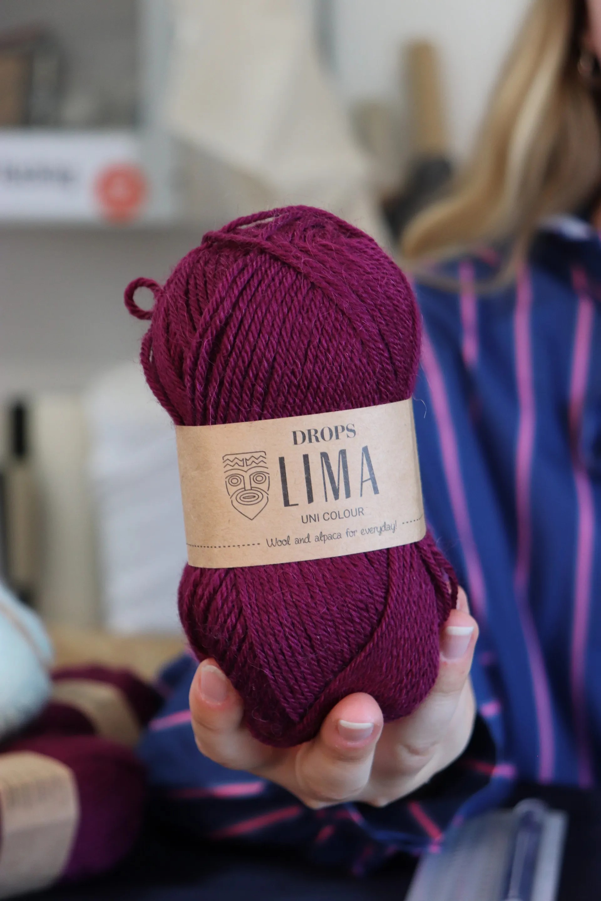 Vært sælger produkter live med telefonen på stativ foran sig