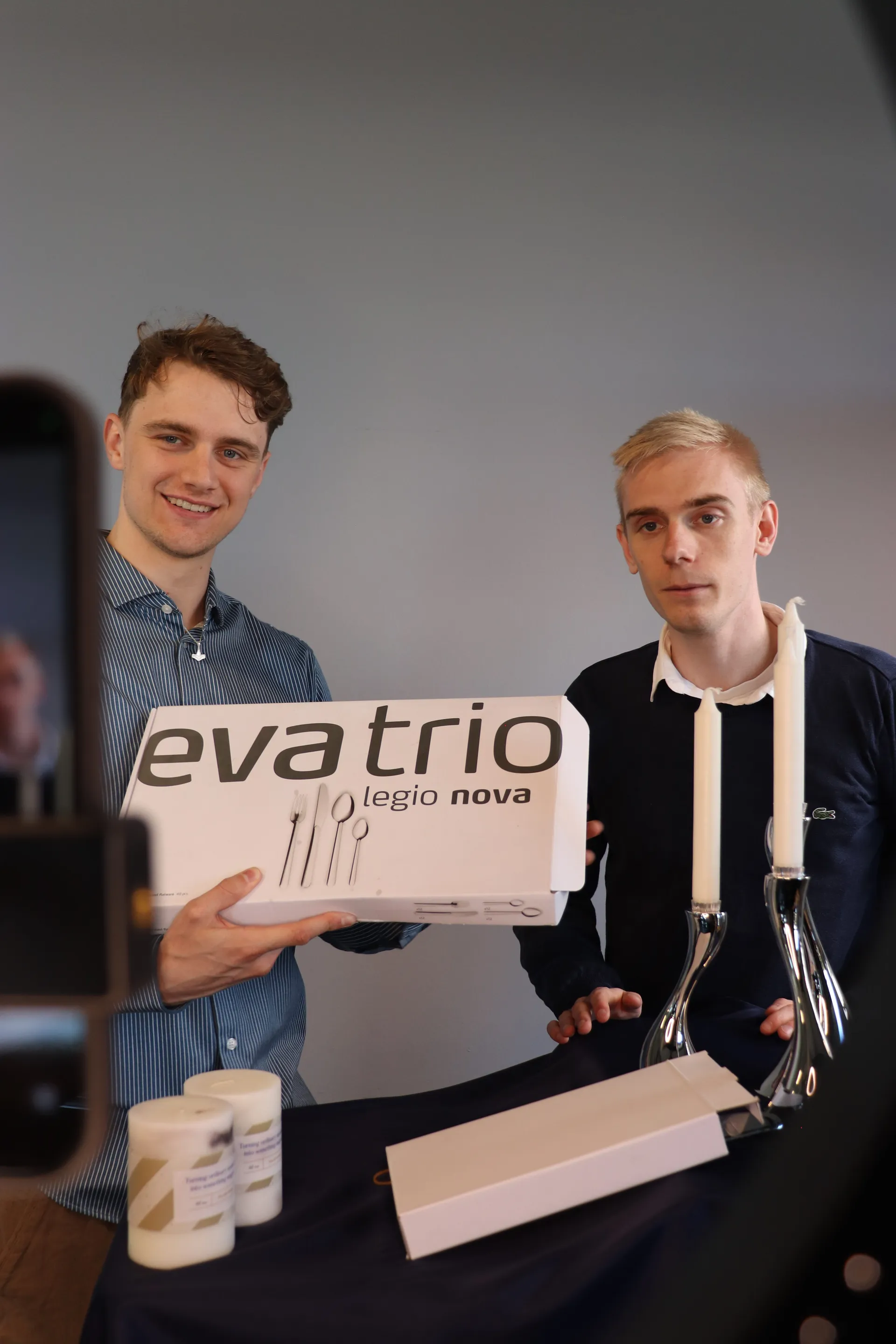 Værter præsenterer bolig- og livsstilsprodukter under et live show