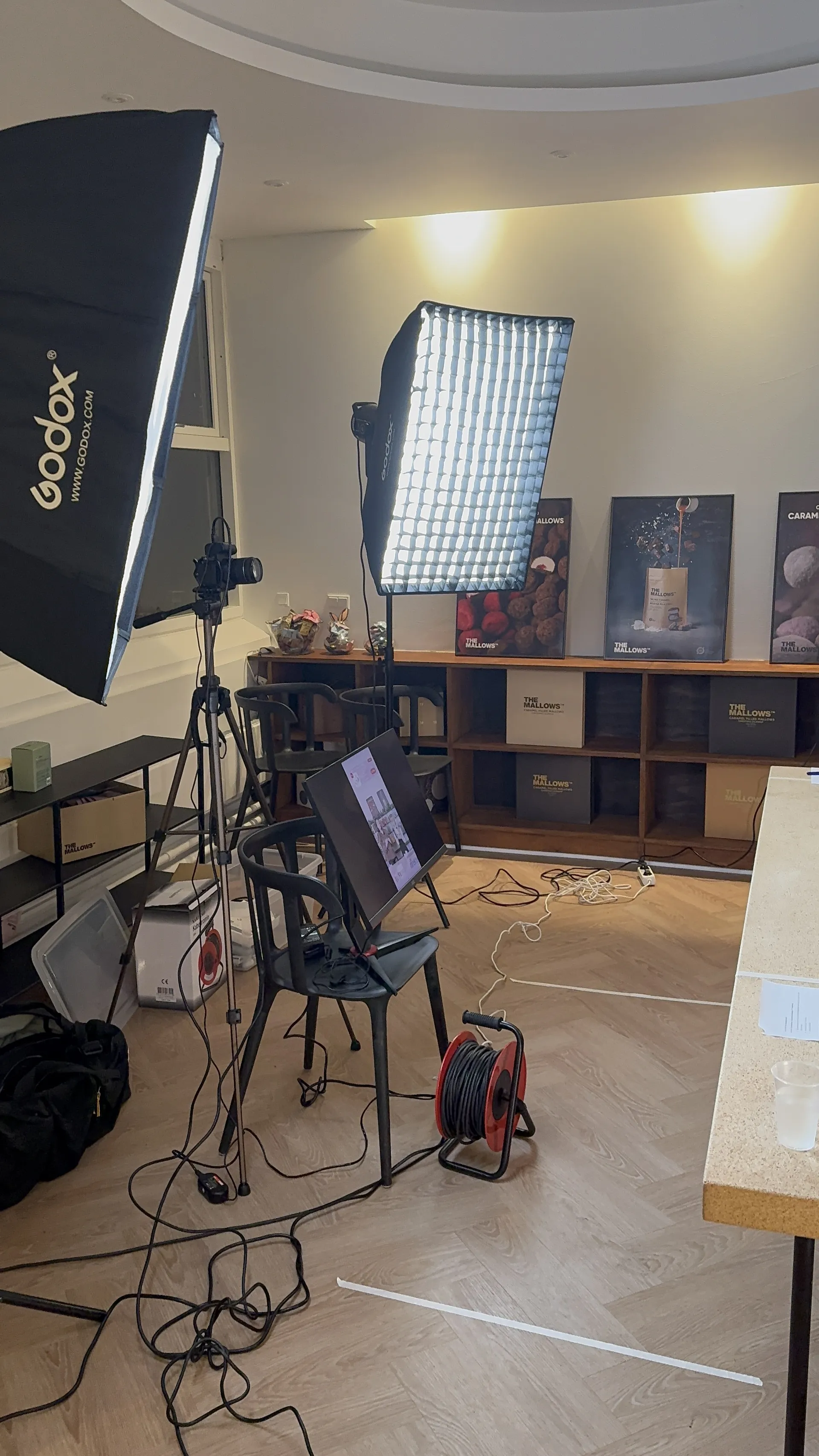 Professionelt live studie med softbokse og monitor sat op hos en kunde
